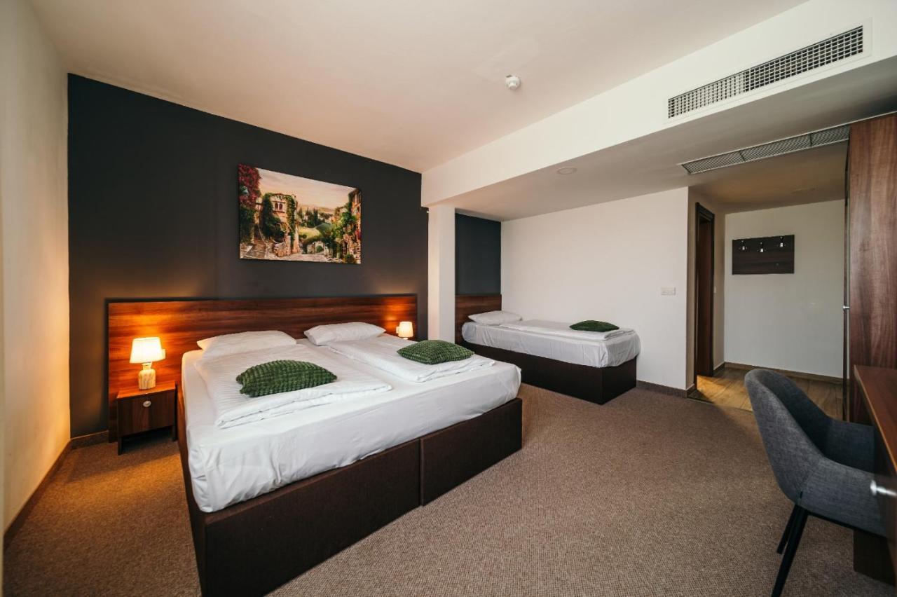 Hotel Rk Ghimbav Екстер'єр фото