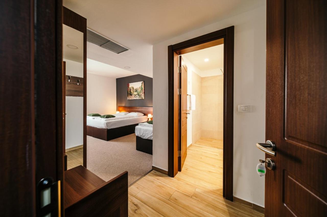 Hotel Rk Ghimbav Екстер'єр фото