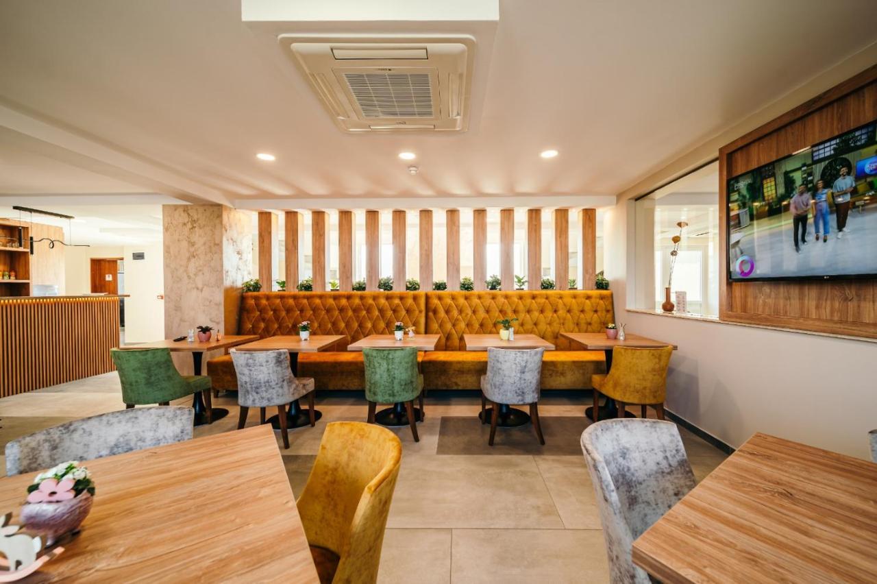 Hotel Rk Ghimbav Екстер'єр фото