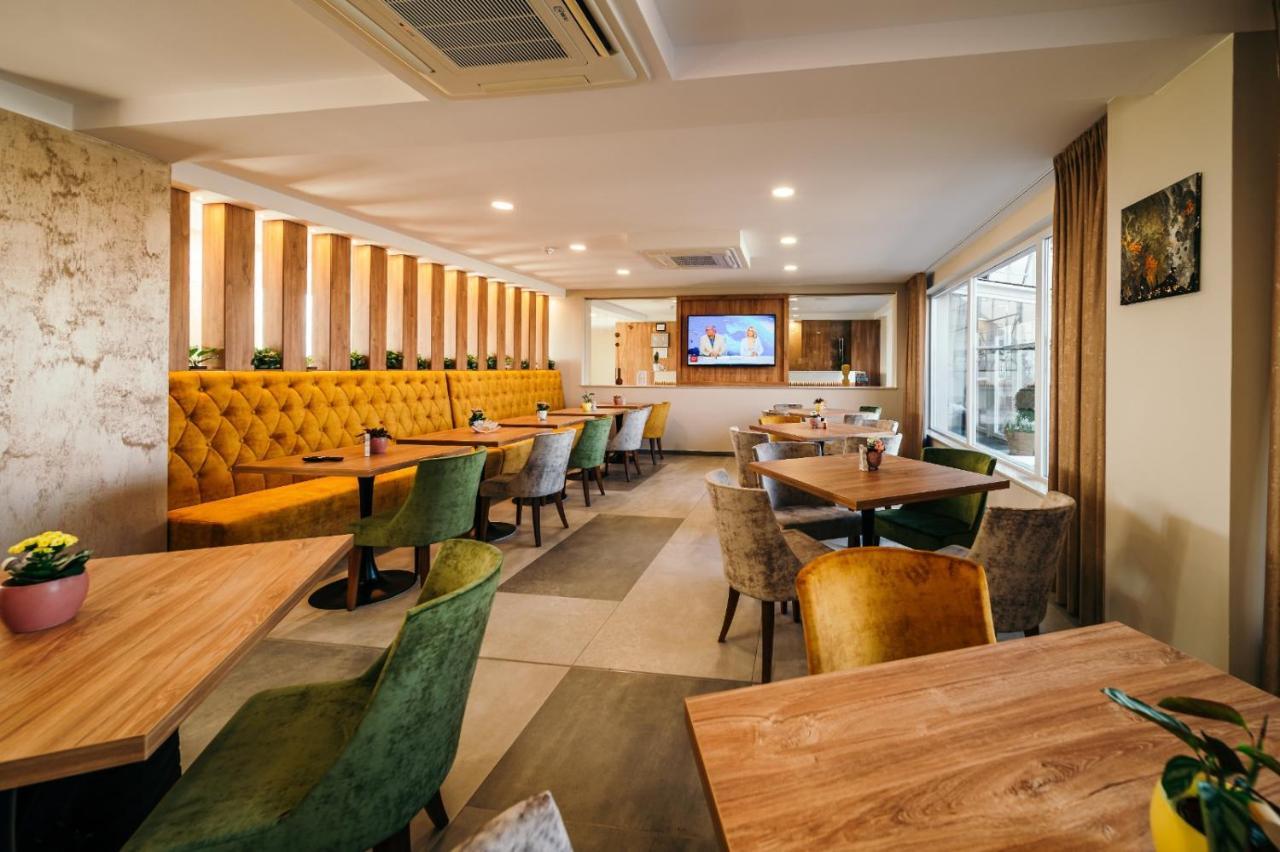 Hotel Rk Ghimbav Екстер'єр фото