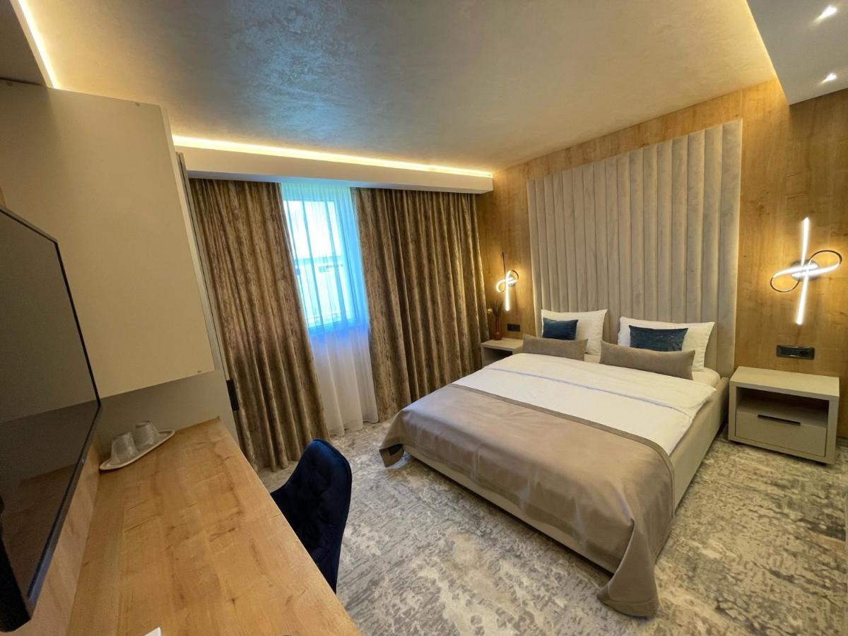 Hotel Rk Ghimbav Екстер'єр фото